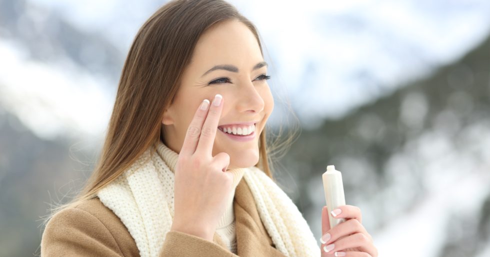 kobieta dbająca o skórę twarzy zimą